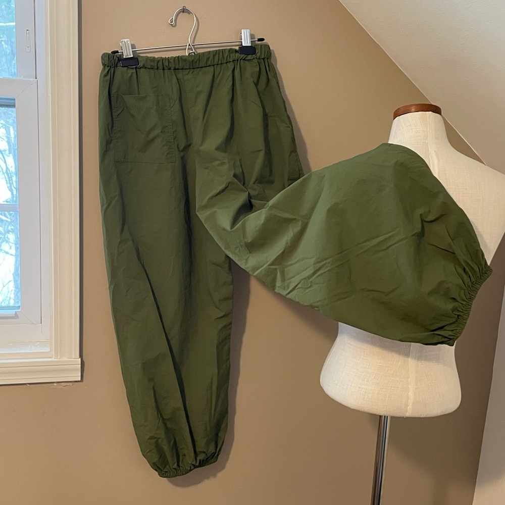 Urban outfitters medium parachute army green cargo pants